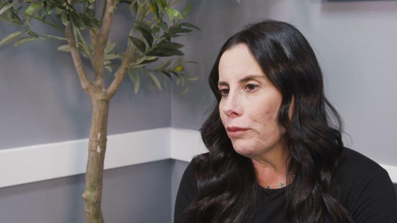 HOME 7 JENNIFER SPEAKING ABOUT HER EXPERIENCE AT RUDNICK DENTISTRY